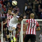 Gurpegi y Alcácer saltan para cabecear el esférico.