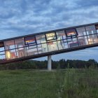 La casa Reactor se mueve de arriba abajo y va girando en equilibrio como si fuera un espectáculo de danza.