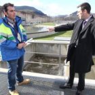 David Parada y José Merino durante la visita a la planta, en la zona de decantación primaria .