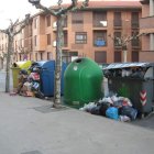 Contenedores repletos de basura en Astorga, en una imagen de archivo. DL