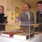Colinas muestra una vitrina a Gilda Calleja, estudiosa de su obra, y al presidente de la Diputación