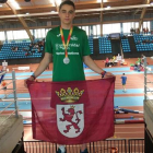 Daniel Ámez posa con la bandera de León. DL