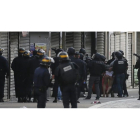 Los cuerpos de élite franceses se llevan a un detenido semidesnudo
