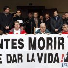 Óscar López participó ayer en una concentración en defensa del empleo en Puertas Norma.