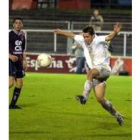Iván Casquero trata de controlar un balón en una acción del domingo