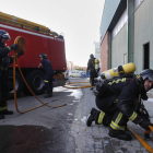 Los bomberos de León en Lácteas San Vicente, en Navatejera.