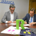 Un momento de la firma con el nuevo patrocinador del club. DL