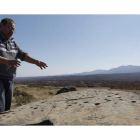 Juan Carlos Campos, en una imagen de archivo, señala un petroglifo localizado en la comarca de Maragatería. JESÚS F. SALVADORES