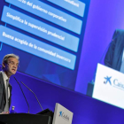 El presidente de Caixa Bank, Jordi Gual, interviene en la junta general de accionistas. MANUEL BRUQUE