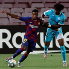 El delantero del Barcelona Ansu Fati juega un balón ante Chidozie Awaziem, del Leganés.  A. ESTÉVEZ