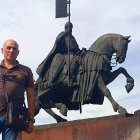 Óscar Alvariño Belinchón, delante del Caballero Templario, una de sus obras en Ponferrada. M. F.