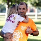 Sergio González, hermano de Rocío González, ya fallecida, con su sobrina en brazos, recuerda a su hermana. MARCIANO PÉREZ