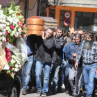 El féretro con los restos mortales de José Pereira fue trasladado a hombros por sus compañeros hasta el cementerio de Bembibre
