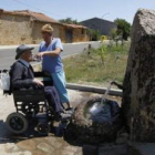 Francisco Fernández, el más mayor de España, bebe agua del caño de Pinilla de la Valdería.