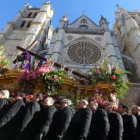 El paso del Nazareno del Dulce Nombre a los pies de la Catedral de León en una estampa de Semana San