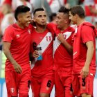 Los futbolista de Perú celebran la victoria ante Australia. S. MOREIRA