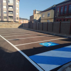 El aparcamiento cuenta con 24 plazas, una de ellas para conductores con discapacidad. DL