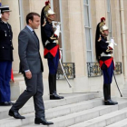 El presidente Emmanuel Macron en las puertas del palacio del Elíseo.