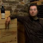 Ricardo Pérez Palacios, posando junto a una botella de Corullón