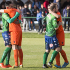 Los jugadores maragatos celebran una nueva victoria que les acerca al play off. FERNANDO OTERO