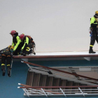 Los equipos de rescate trabajan a bordo del crucero 'Costa Concordia', este lunes, frente a Toscana italiana.