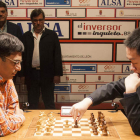 Anand sigue muy atento el movimiento del ajedrecista chino Yi Wei durante la final del Magistral. FERNANDO OTERO PERANDONES