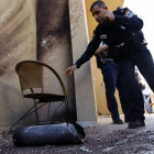 Policías israelís examinan los restos del cohete que ha impactado en Sderot.