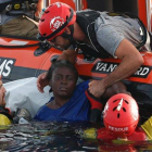 Miembros de Open Arms rescatan a una inmigrante camerunesa que trataba de sobrevivir en el Mediterráneo después de que su patera naufragara.
