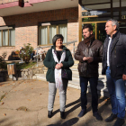 Tudanca, junto con Nicanor Sen, en las puertas de una de la residencia San Guillermo. PSOE