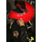 Rossi se pone el casco antes de probar un Mercedes