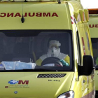 Las ambulancias que trasladan a la cooperante navarra, a su llegada al Hospital Carlos III de Madrid, este viernes.