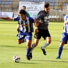 Varios jugadores pugnan por el esférico en un lance del partido de ayer.