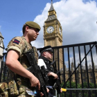 Gran Bretaña desplegó a soldados y pilicías a los sitios clave  y elevó su alerta terrorista al máximo después del atentado suicida de Manchester.