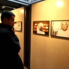 Rigoll explica a Riesco y Cereijo una de las fotos sobre mutilaciones en Sierra Leona