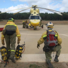 Brigadistas contra incendios se disponen a montar en un helicóptero en la base de Tabuyo del Monte.