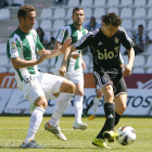 Alberto Aguilar -i-, la pasada temporada con el Córdoba CF tratando de arrebatarle el balón a Isaías.