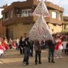 Un gran ramo de roscas encabeza la procesión del Voto de Laguna de Negrillos