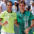Federer y Nadal posan con sus trofeos en Miami. LESSER