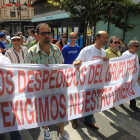 Un grupo de extrabajadores se manifiestan por sus sueldos.