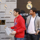 Casillas y Xabi, en la inauguración de la nueva tienda del Madrid.