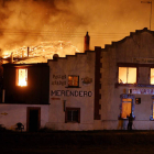 Una dotación de bomberos del parque de León trabaja en las labores de extinción.