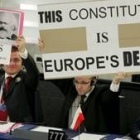 Dos ultranacionalistas polacos protestan contra el Tratado