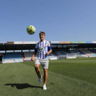 Álvaro Antón fue presentado ayer con la camiseta de la Deportiva tras su estreno en Astorga.