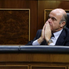 El ministro de Economía en funciones, Luis de Guindos, durante la segunda sesión del debate de investidura.