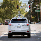 El coche sin conductor de Google circula por una calle de Mountain View, el pasado 23 de abril.