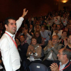 El nuevo secretario autonómico socialista, Luis Tudanca, saluda a los asistentes al Congreso Autonómico Extraordinario del PSOE.