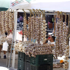 Un puesto en la feria del ajo. MARCIANO PÉREZ