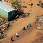 Las personas buscan refugio tras el paso del ciclón Idai en Mozambique.