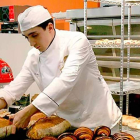 Daniel Flecha elaborando su famoso pan de masa madre en uno de los certámenes en los que ha participado. IFEMA