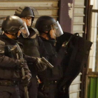 Agentes de las fuerzas especiales rodean el edificio donde se han atrincherado los terroristas, en Saint-Denis.